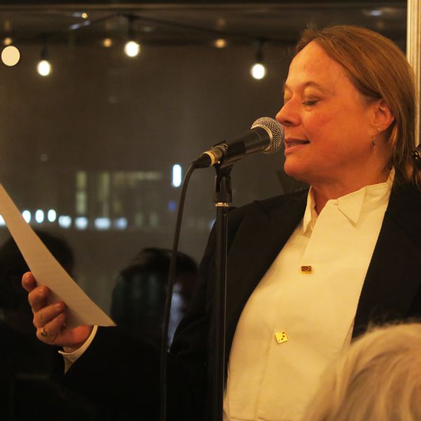 Aftenens konferencier i Den Sorte DiamantMerete Pryds Helle ulasteligt klædt i kjole & hvidt, sådan som man tit ser Georg Brandes afbilledet.