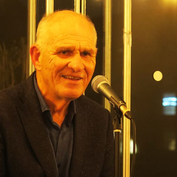 Olav Harsløf fhv. professor RUC, kunne som et af de oprindelige medlemmer af Georg Brandes Selskabet knytte båndet fra selskabets start til aftenens 50-års fejring.