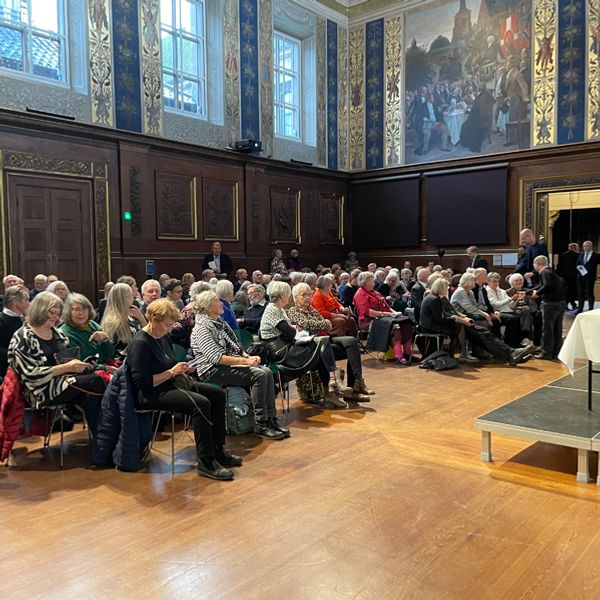 Fra den smukke sal i Københavns Universitet, hvor publikum er klar til velkomsten - 3. november 2021